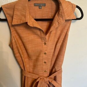 Sleeveless with pocket lid like dress, great color I bought many of them